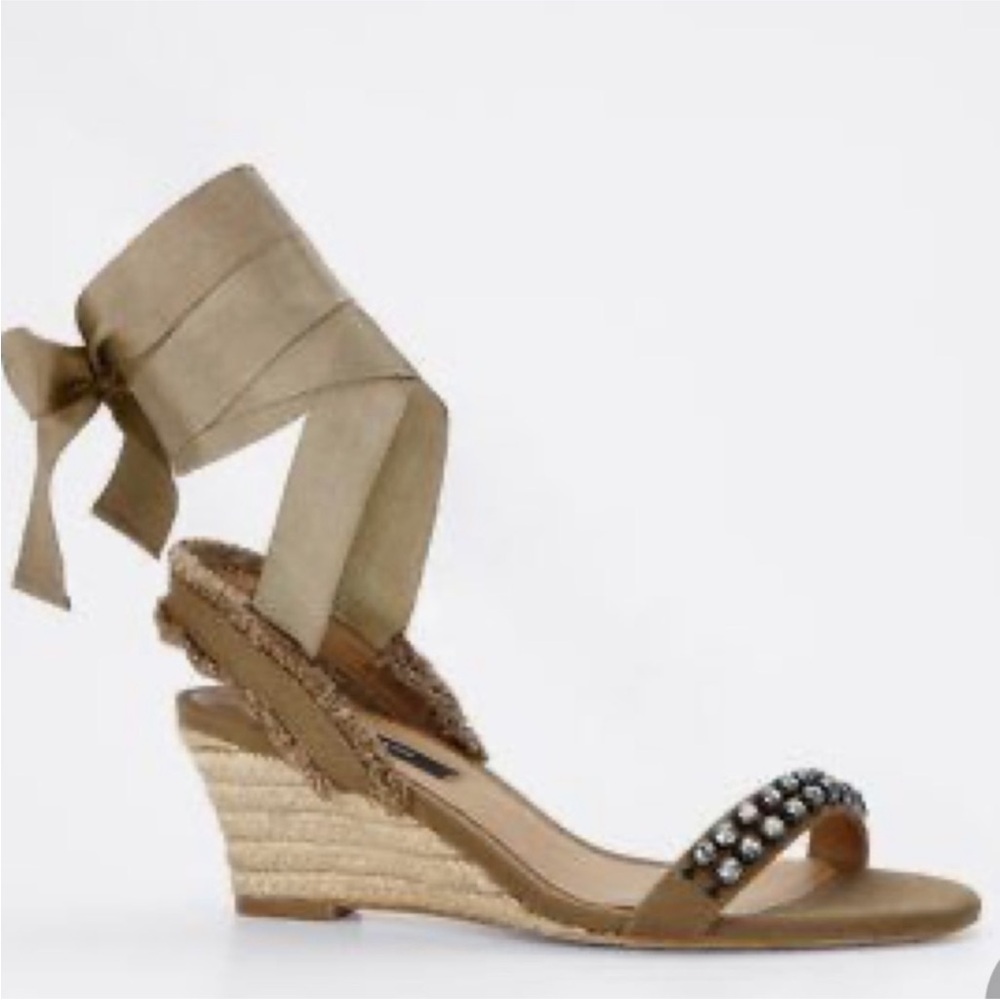 NWT Ann Taylor "Aubrey" Canvas Heels